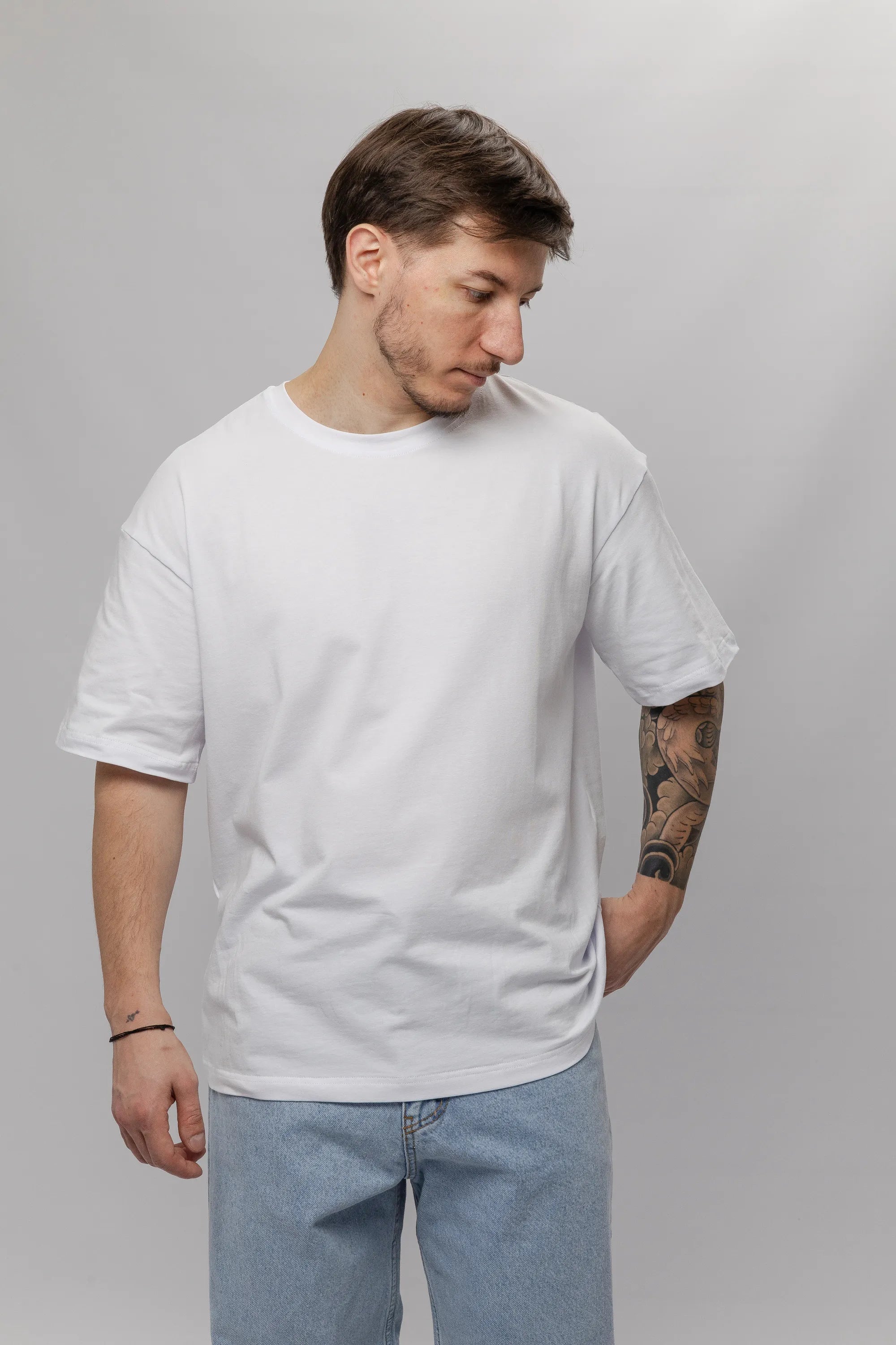 Базова біла футболка оверсайз на моделі – бренд Morning Star, Україна