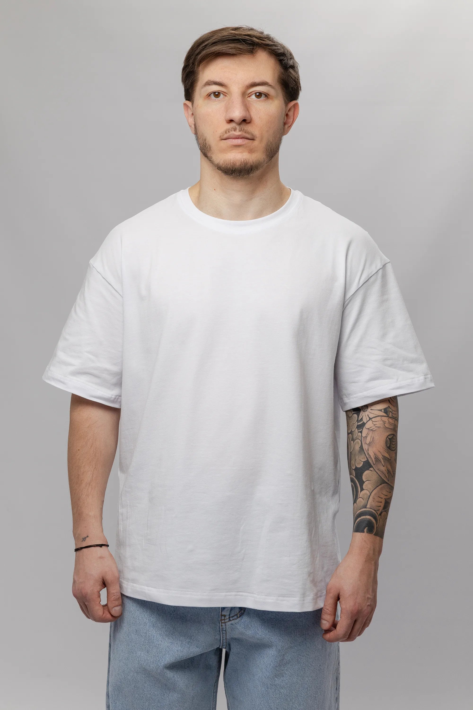 Футболка унісекс оверсайз Morning Star біла – вигляд спереду на моделі